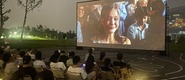 （欧美操逼胖女人转载）成都秋夜“新耍法”：到公园看坝坝电影